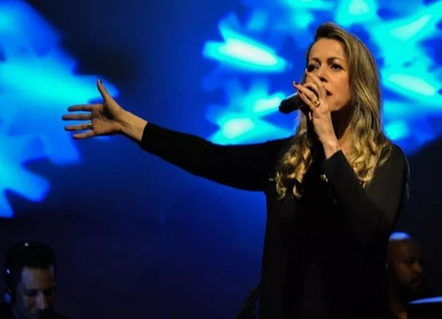 Adriana Arydes canta na Festa dos Navegantes em Extremoz