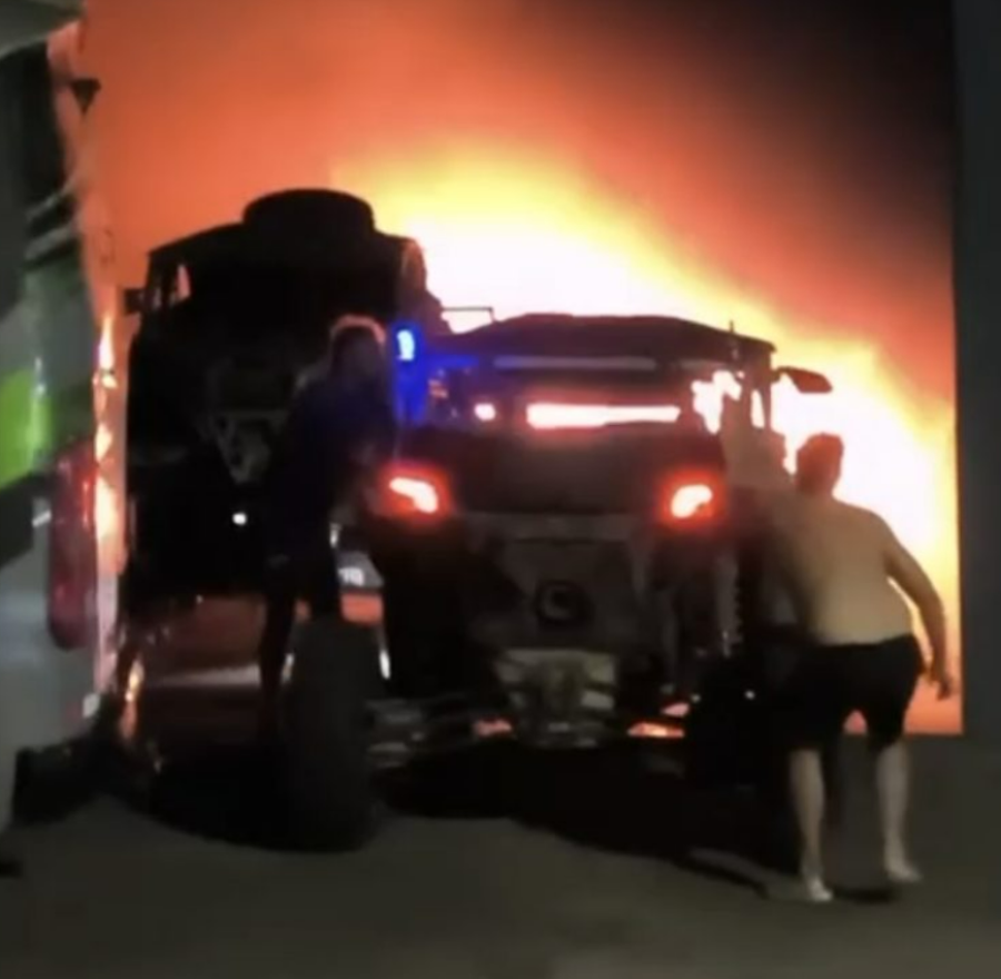 Incêndio destrói veículos em Parnamirim