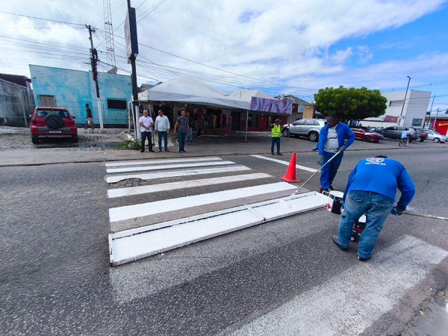 Extremoz reforça segurança no trânsito com revitalização da sinalização em parceria com o Detran-RN